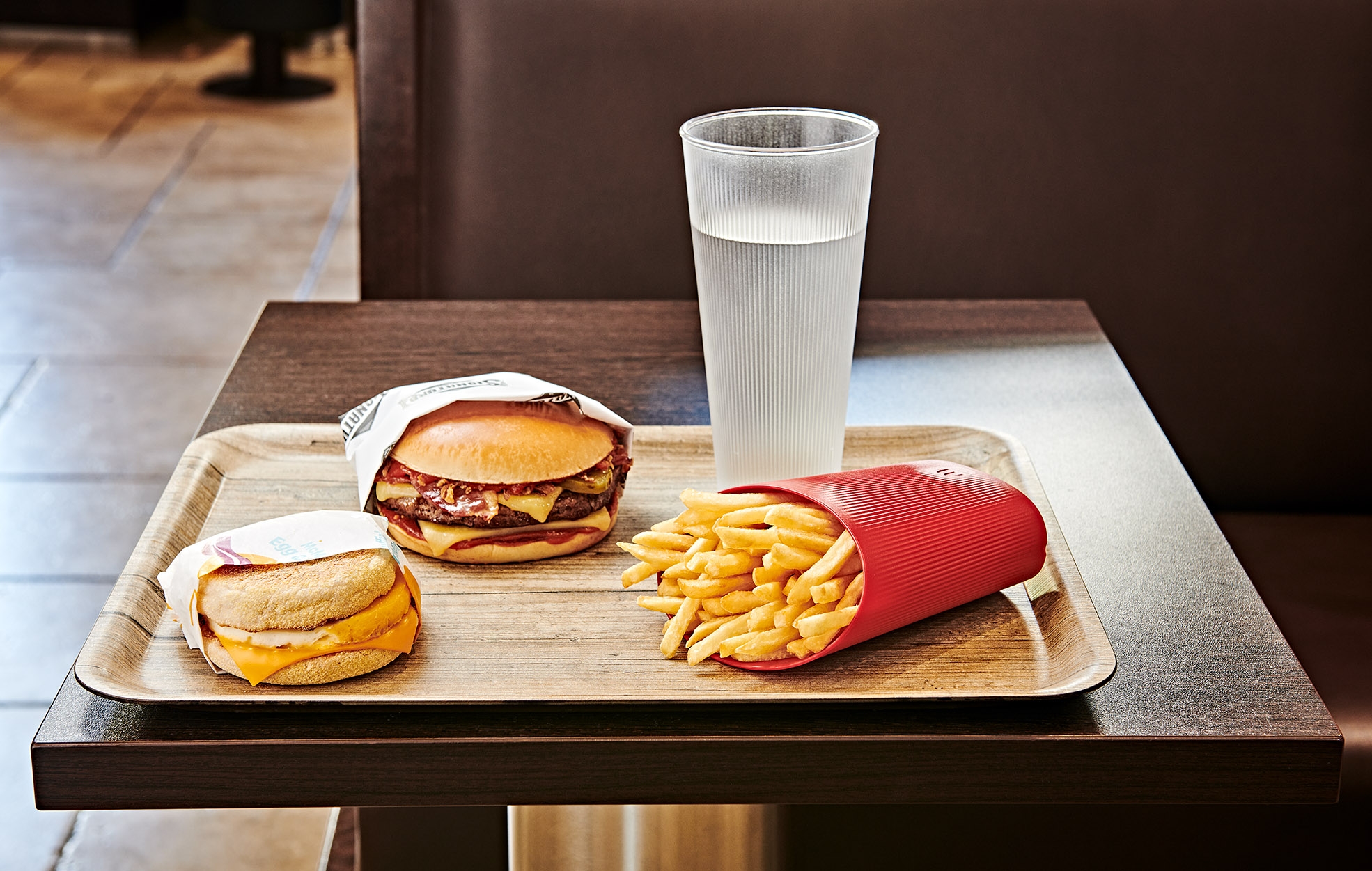 Menu McDonald's servito con stoviglie riutilizzabili
