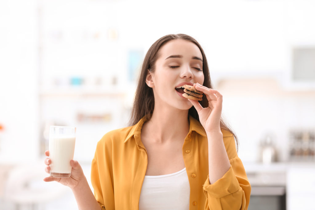 donna colazione latte latticini lattosio biscotti zuccheri merenda dieta