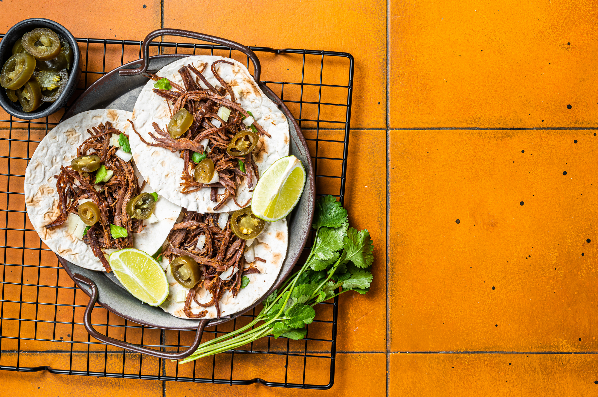 Tacos con strips di carne peperoncino, lime e coriandolo