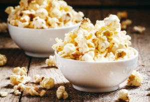 popcorn in due ciotoline e sparsi sul tavolo