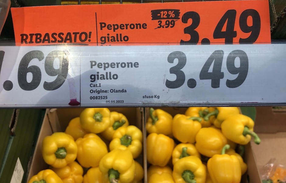 I cartellini dei prezzi dei peperoni della Lidl