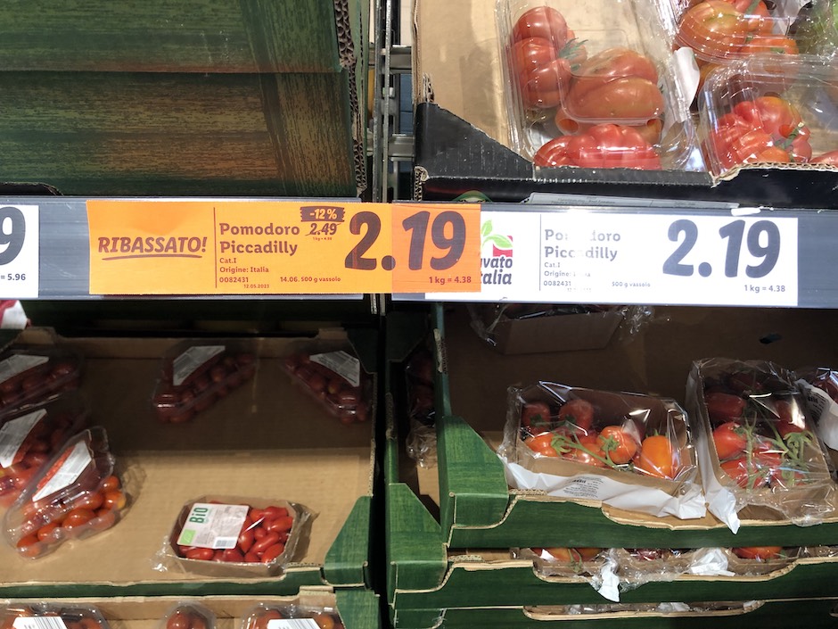 I cartellini dei prezzi dei pomodori della Lidl