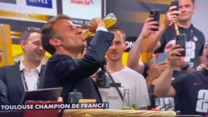 Emmanuel Macron birra Corona 17.06.2023