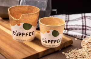Tazze commestibili Cupffee su un tagliere accanto a cereali o crusca