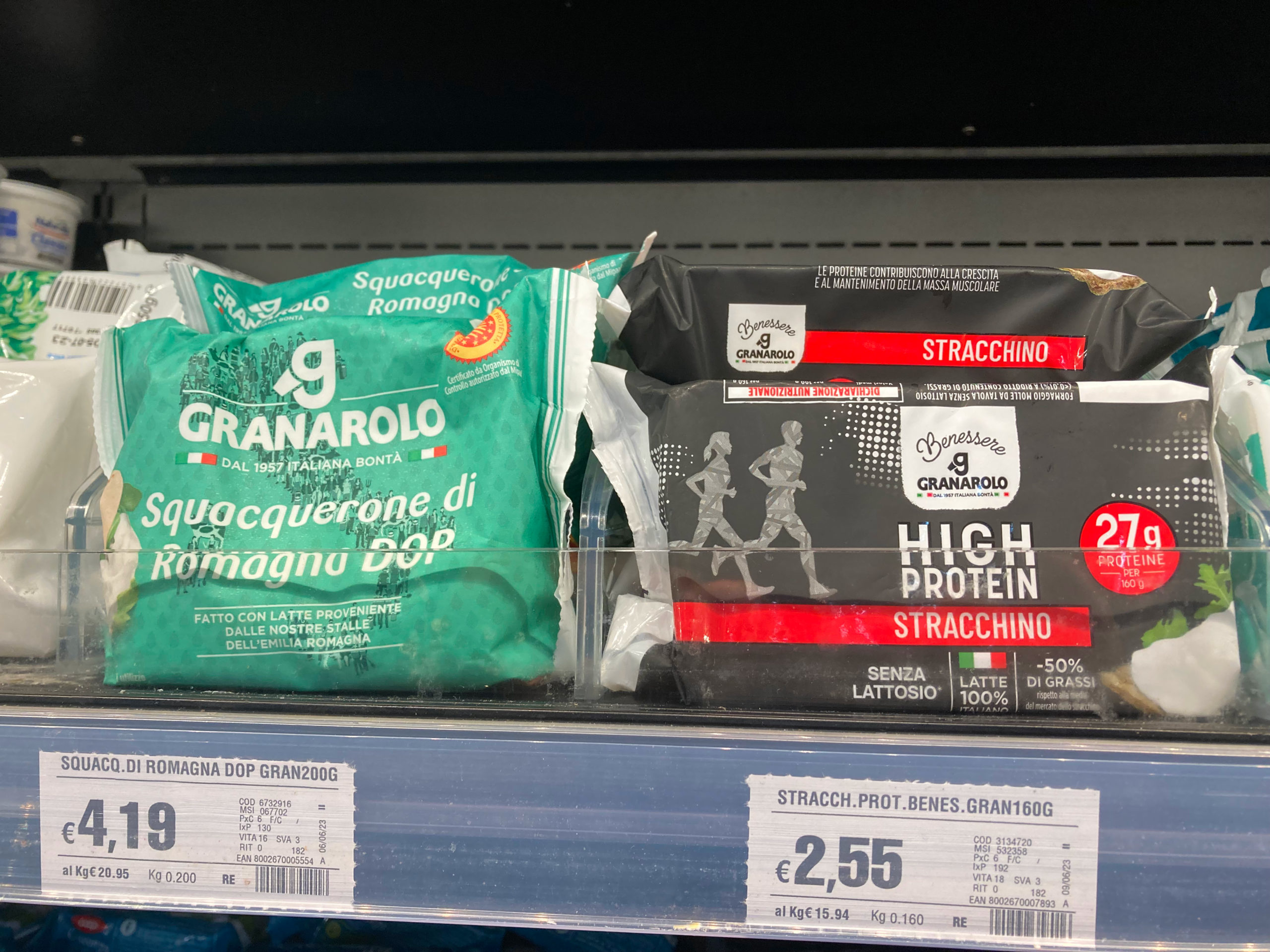 Stracchino High Protein Granarolo (a destra), accanto a squacquerone dop Granrolo (sinistra) in un banco frigo del supermercato