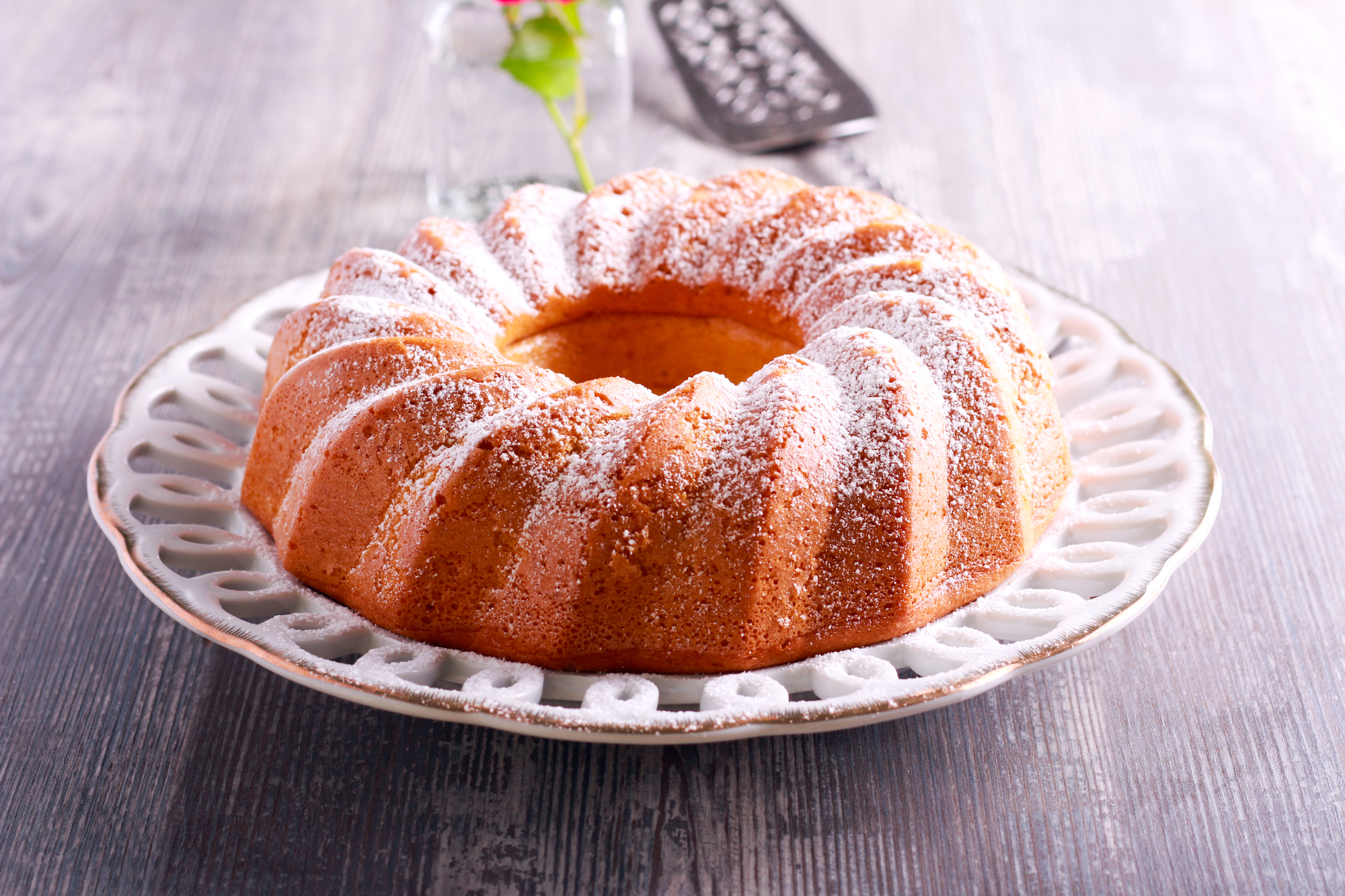 Ciambellone dolce con zucchero a velo su un piatto