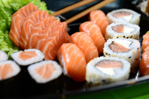 Sushi e sashimi misto; concept: pesce crudo
