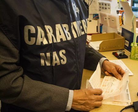 Carabiniere del Nas controlla ricette mediche - dicembre 2022; concept: allerta alimentare