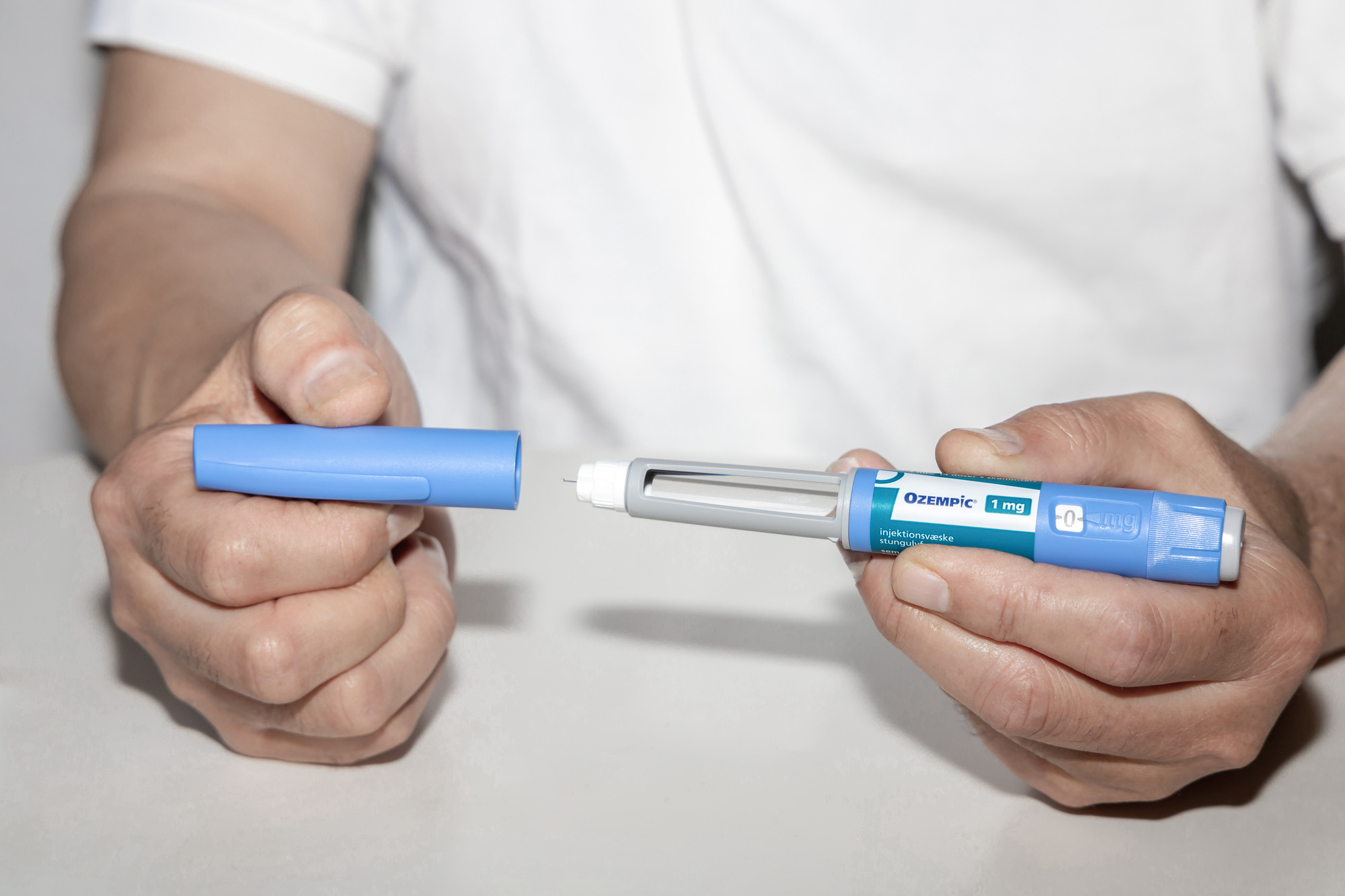 Un uomo tiene in mano una penna per l'iniezione del farmaco anti-diabete ozempic