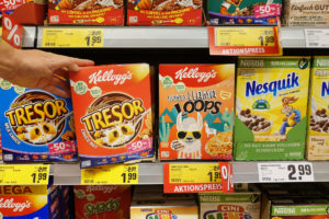 Cereali da colazione Kellogg's sullo scaffale di un supermercato in Germania
