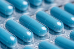 Blister con capsule blu; concept: integratori alimentari, farmaci, antibiotici