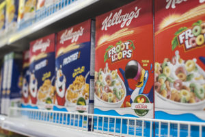 Cereali Kellogg's Frosties e Froot Loops sullo scaffale di un supermercato delle Filippine