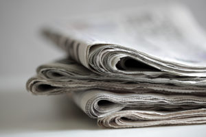 Pila di giornali cartacei; concept: notizie, giornalismo