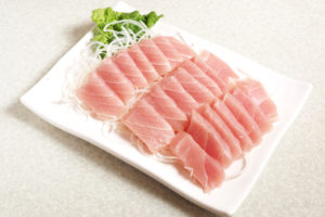 Sashimi di pesce spada su un piatto bianco