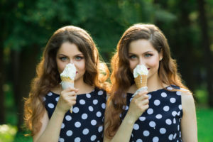 gelato dolci gemelli gemelle ragazze Depositphotos_163914330_L