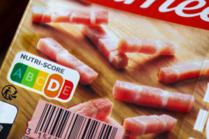 Nutri-Score su una confezione di pancetta o bacon in stick; concept: etichette a semaforo