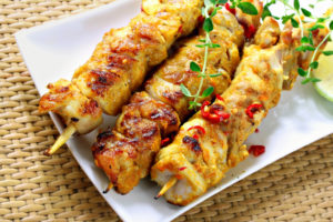 Lahori Seekh Kebab, spiedini di pollo con peperoncino e timo su un piatto