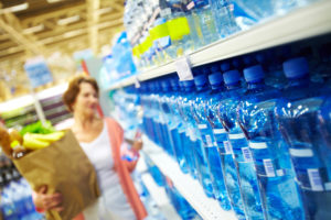 acqua minerale acqua in bottiglia di plastica scaffali del supermercato spesa inquinamento pet