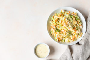 Piatto di coleslaw con maionese o insalata capricciosa