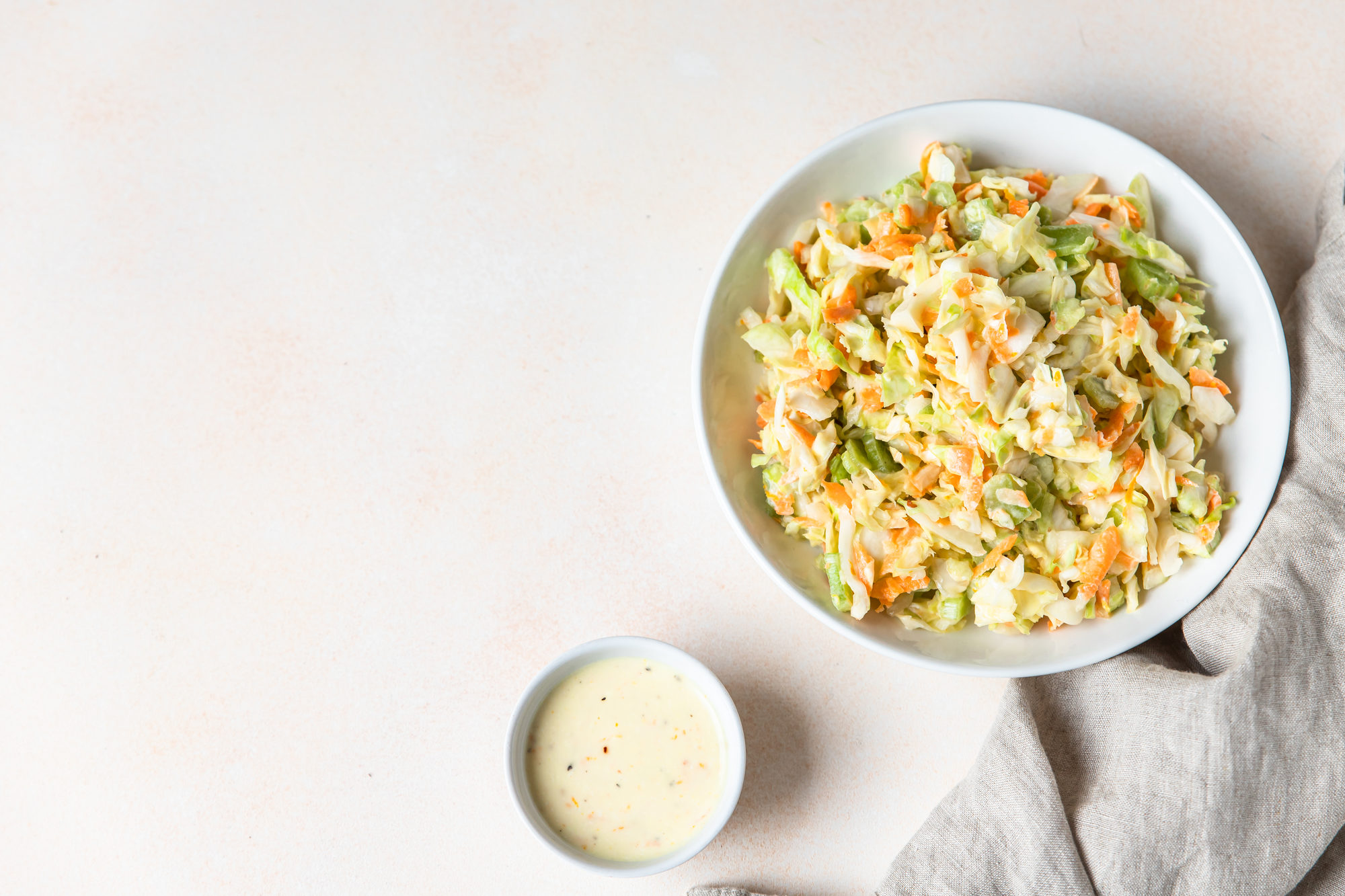 Piatto di coleslaw con maionese o insalata capricciosa