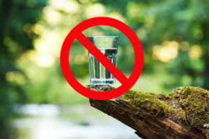 bicchiere di acqua divieto vietato non permesso
