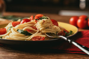 Piatto di spaghetti con pomodorini freschi e rucola; concept: pasta