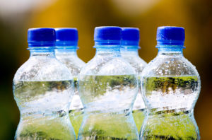 acqua in bottiliga di plastica bottiglie di plastica aperto natura inquinamento Depositphotos_47385571_L
