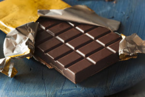 Tavoletta di cioccolato parzialmente scartata