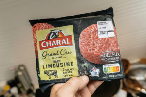 Confezione di hamburger di bovino limousine a marchio Charal con etichetta a semaforo Nutri-Score B