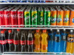 Bottiglie di plastica e lattine di Coca-Cola, Fanta, Sprite e Powerade