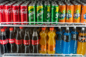 Bottiglie di plastica e lattine di Coca-Cola, Fanta, Sprite e Powerade