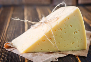 Fetta di formaggio stagionato o semistagionato