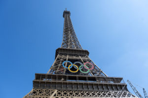 olimpiadi giochi olimpici atleti Parigi, Francia, 2024 - Torre Eiffel con gli anelli olimpici per celebrare i giochi che si svolgeranno in città