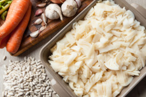 Casseruola di trippa cruda, con carote, aglio e fagioli