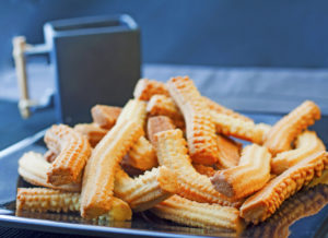 Biscotti krumiri su un piatto accanto a una tazza