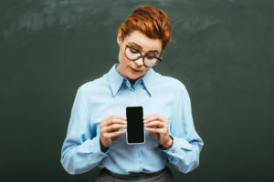 persone donna dubbio disaccordo no stop smartphone tecnologia insegnante dubbio perplessita