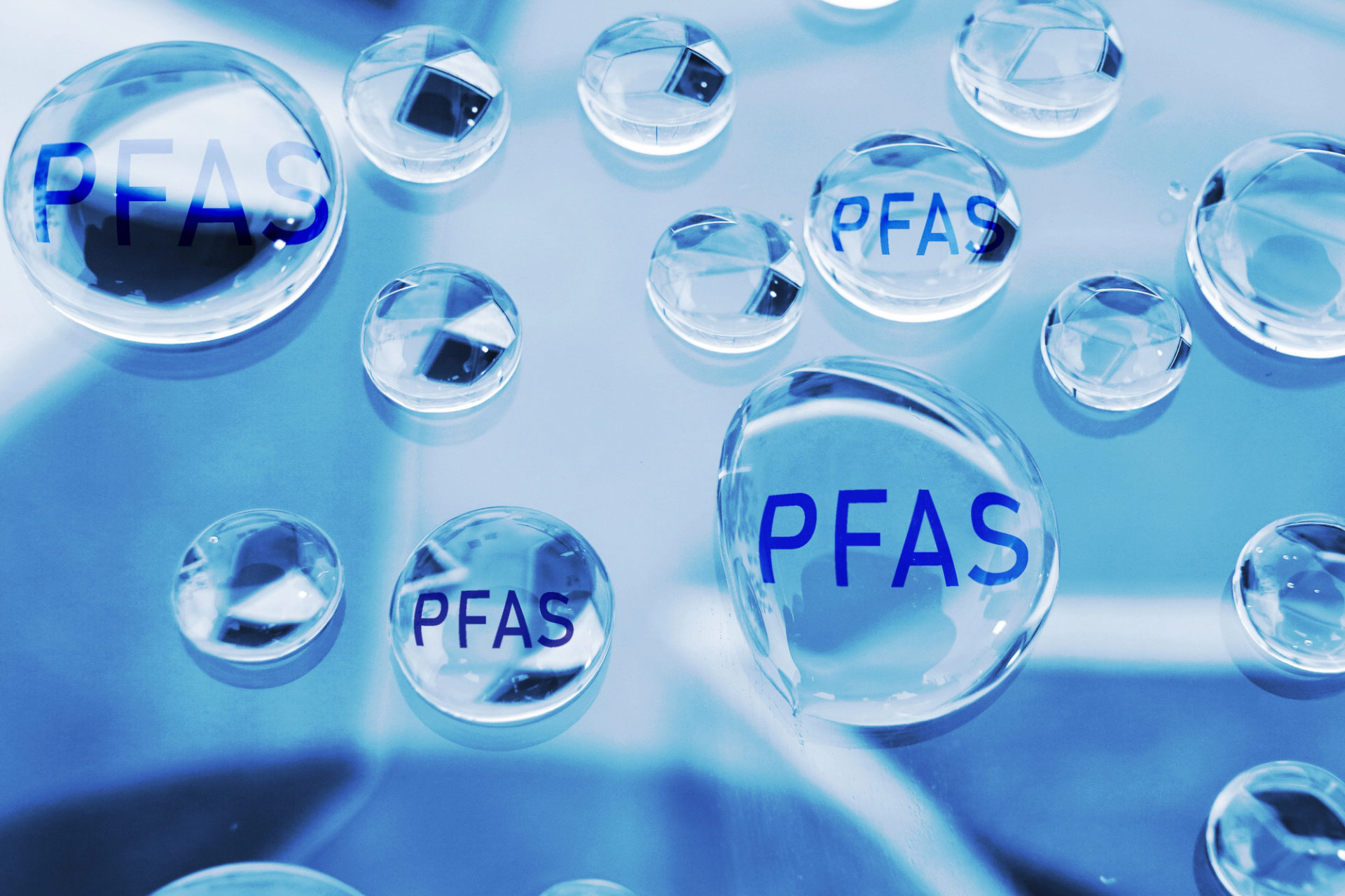 pfas gocce acqua contaminazione inquinamento Gocce d'acqua con testo PFAS -- Concetto di contaminazione chimica dell'acqua per sempre