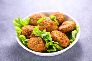 pezzi di falafel con lattuga sulla ciotola polpette polpettine vegetali veg vegetarian