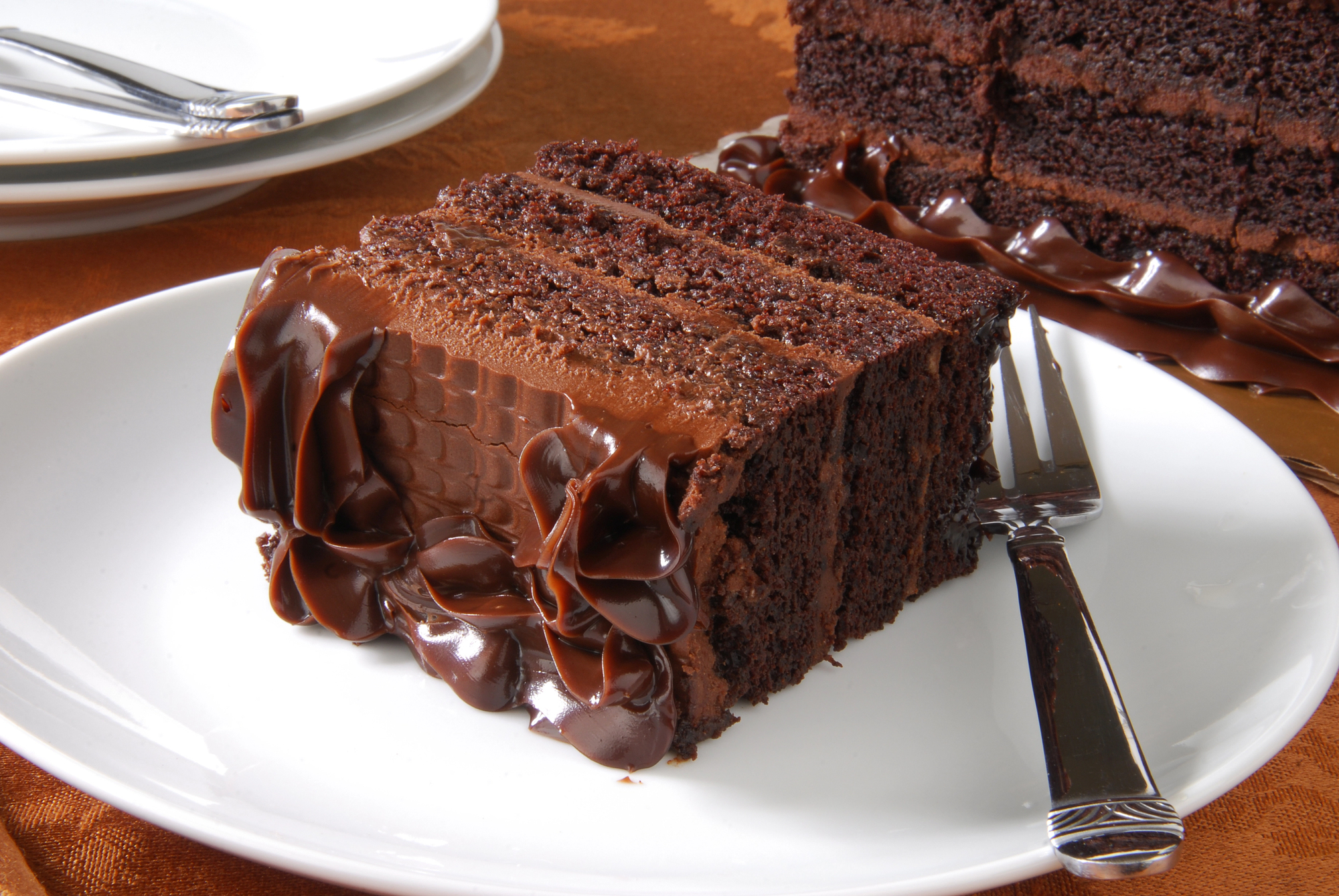 Fetta di torta al cioccolato su un piattino con forchetta