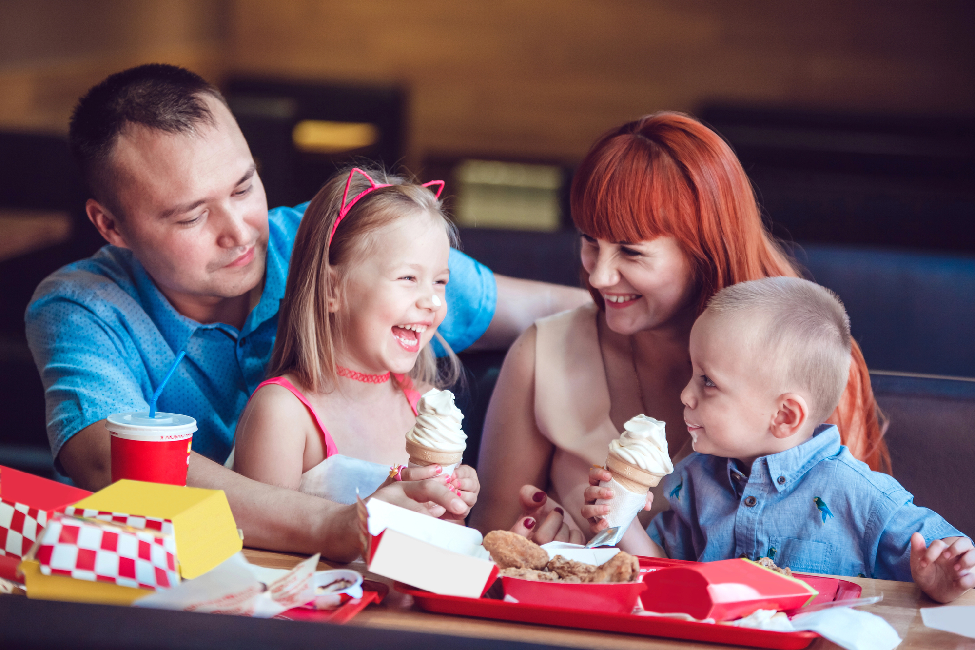 bambini famiglia ristorante fast food nutrizione pasti pranzo genitori cena Depositphotos_122098398_L