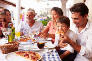 bambini famiglia ristorante fast food nutrizione pasti pranzo cena Depositphotos_68250683_L