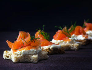 Tartine a forma di stella con formaggio spalmabile e salmone affumicato; concept: Natale, feste