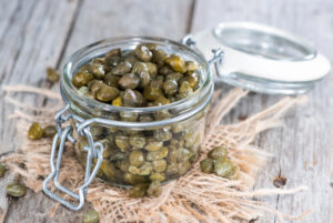 Vasetto di capperi sott'olio o sott'aceto; concept: conserve vegetali, botulino