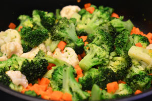 Tris di verdure al vapore: broccoli, cavolfiore e carote