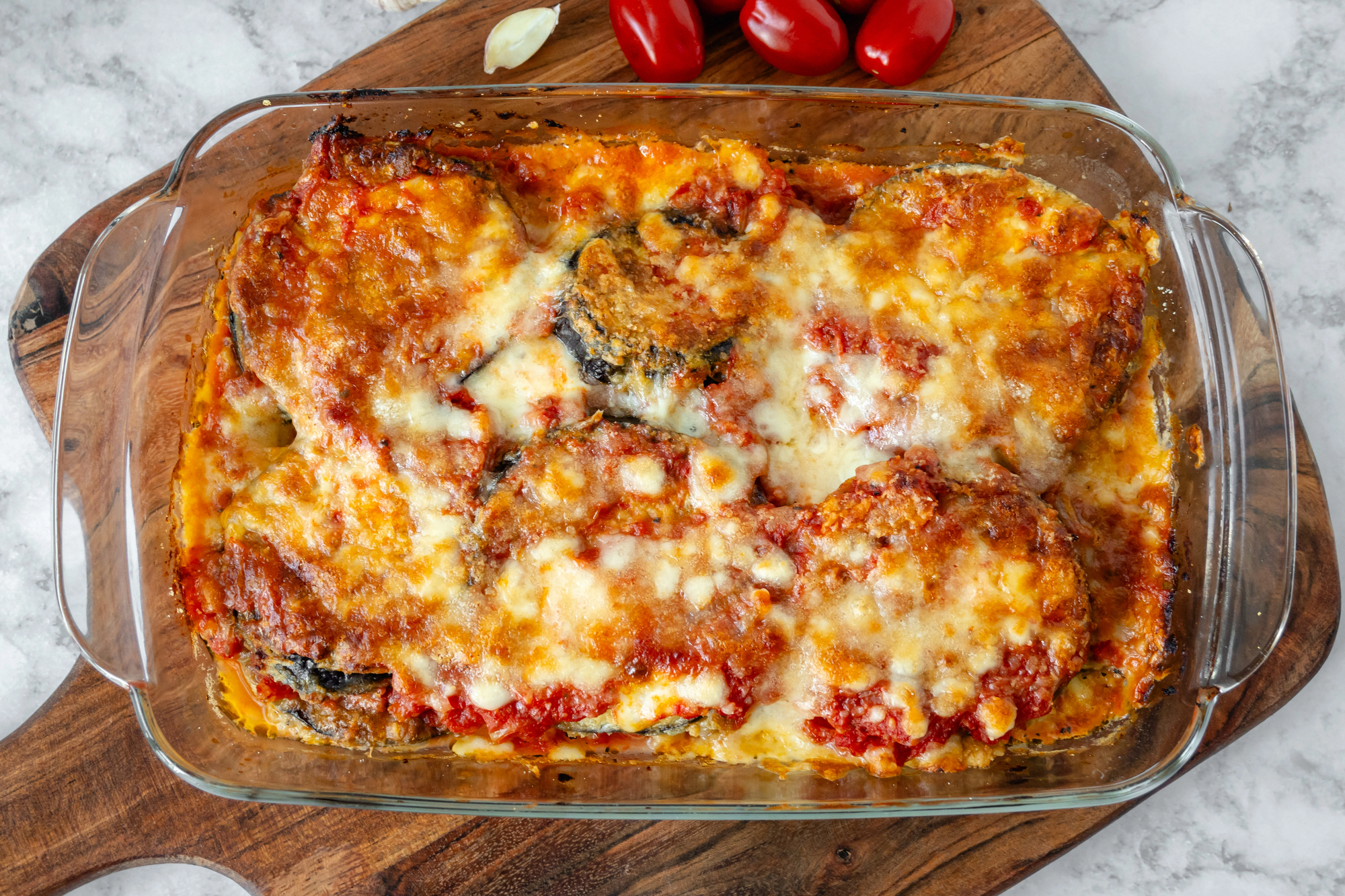 Teglia di parmigiana di melanzane con mozzarella e pomodoro