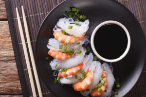 Piatto di shirataki e gamberi o mazzancolle con salsa di soia o ponzu; concept: konjac, carboidrati, cucina giapponese, cucina asiatica, etnico