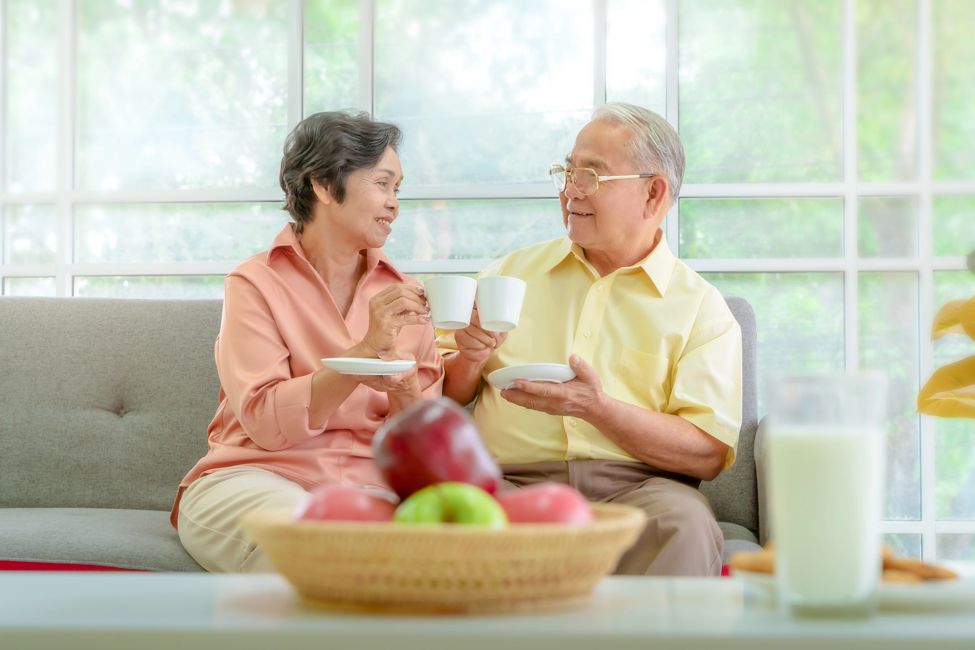 coppia anziani frutta dieta sana salute serenita Depositphotos_409580406_L pelle bella senza stress