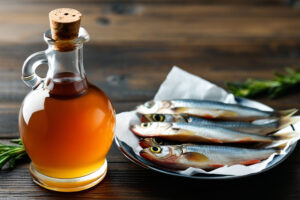 Bottiglia di colatura di alici accanto a piattino con alici