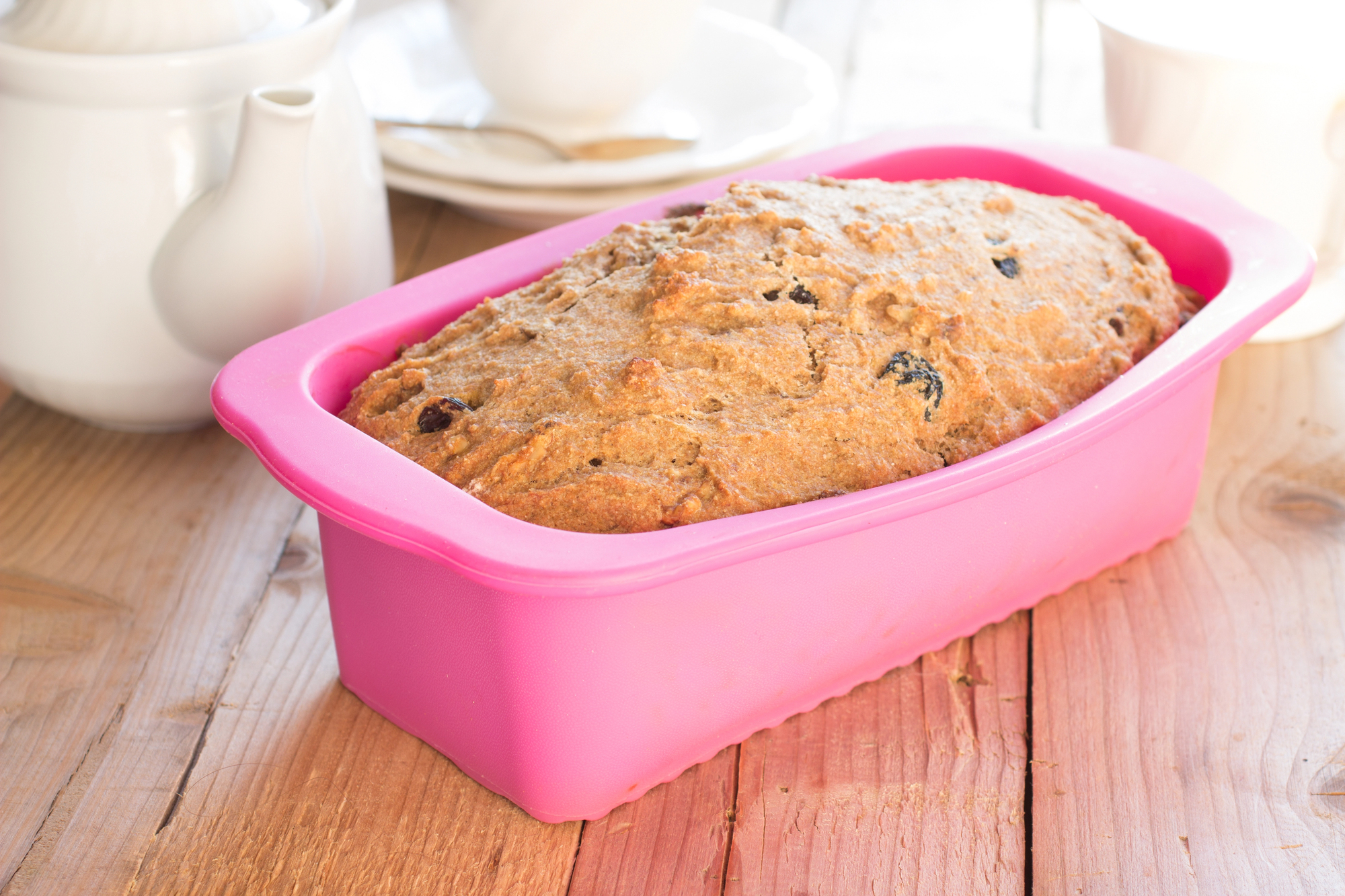 Banana bread o forma di pane in uno stampo di silicone; concept: cucina