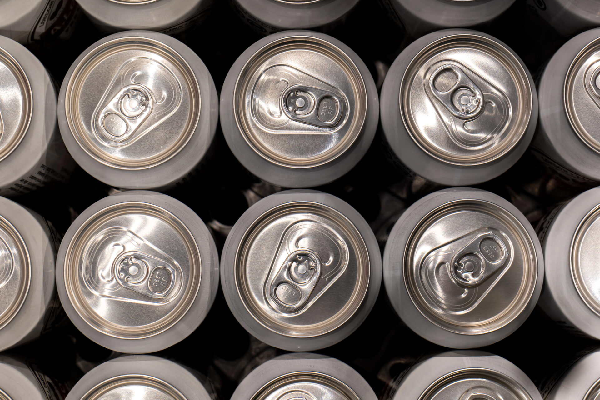 Lattine di alluminio viste dall'alto; concept: bibite, bevande zuccherate, bevande alcoliche, energy drink, bisfenolo A